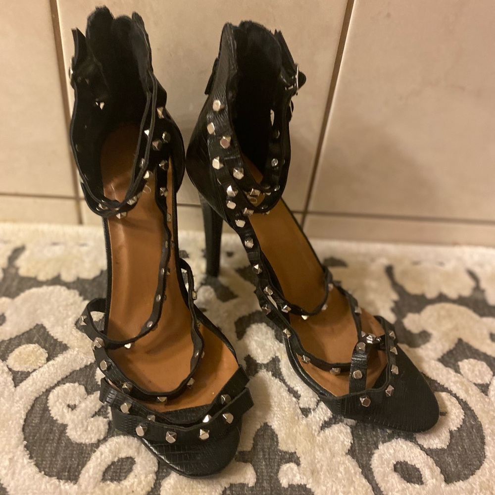 Black spike stiletto’s